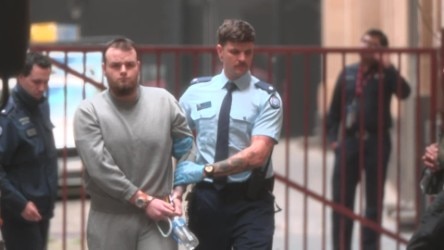 Dimitri con un chándal gris llega al tribunal esposado. 