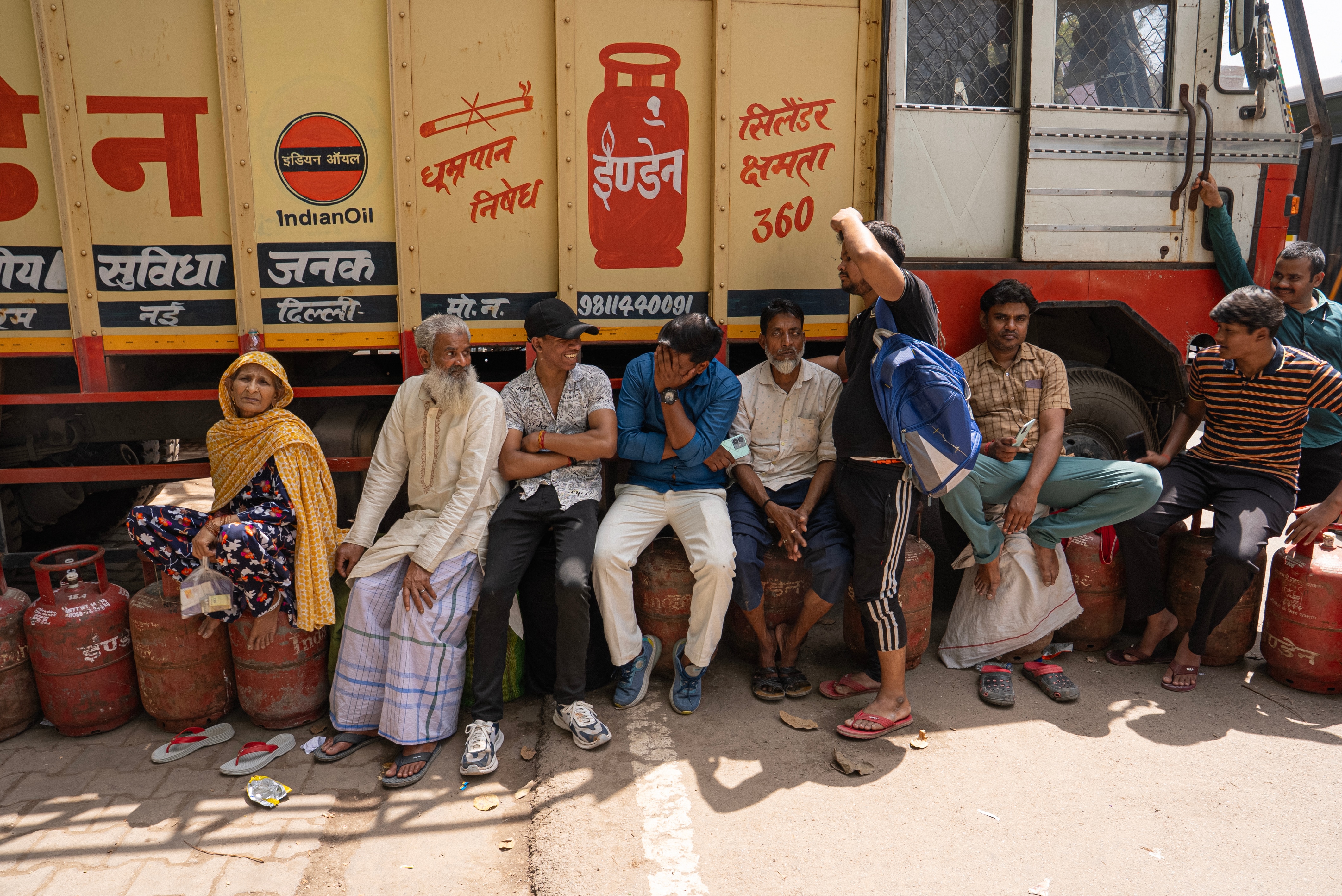 abc.net.au - Meghna Bali - As Indians queue for cooking gas, a black market is growing
