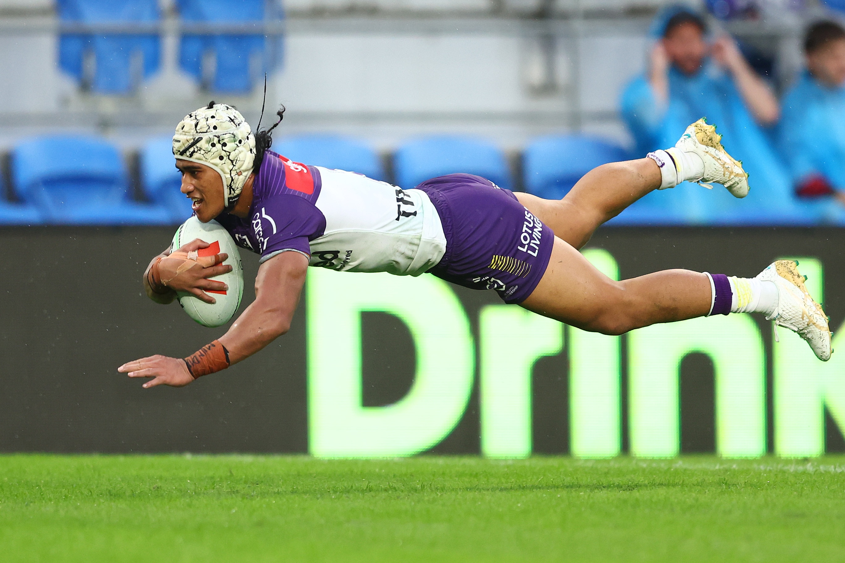 Sua Faalogo dives over to score a try for Melbourne 