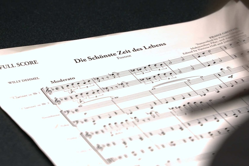 A sheet of paper with a musical score penned across it, titled "Die schonste Leit du Lebens".