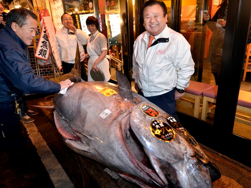 Sushi-Zanmai stands next to a 269 kilogram bluefin tuna he purchased for $US724,000.