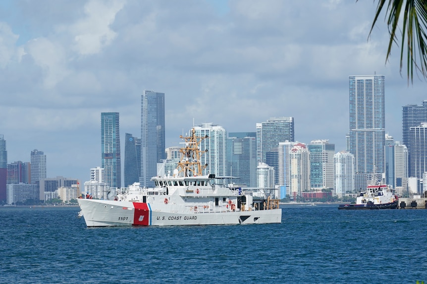 La nave della Guardia Costiera degli Stati Uniti Bernard C Webber naviga davanti a grattacieli in Florida.