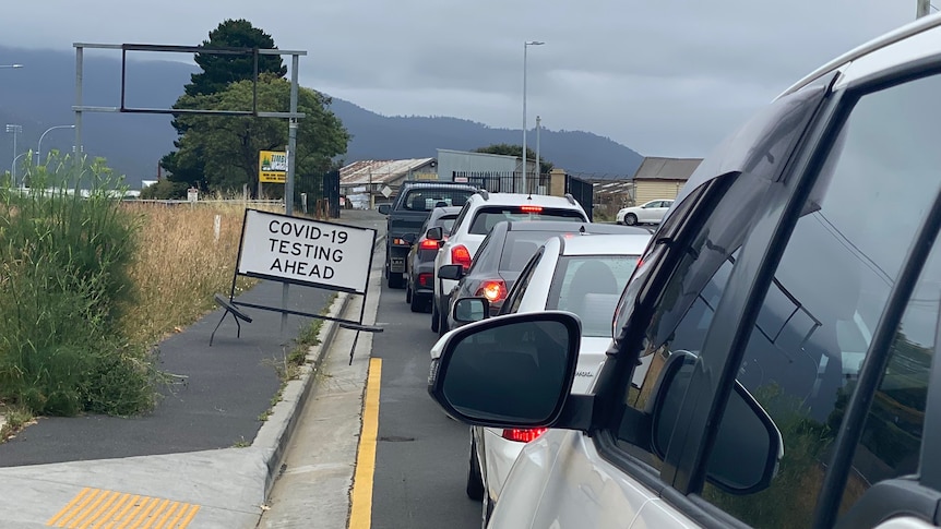 A line of cars at a COVID-19 testing clinic.