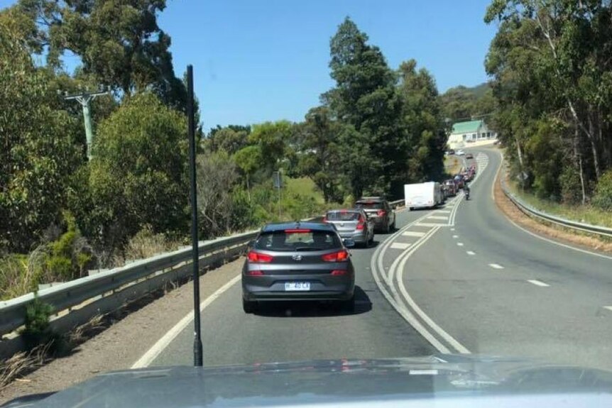 Mobil berjejer di Channel Highway, Tasmania, menunggu diangkut masuk kapal feri ke Pulau Bruny.