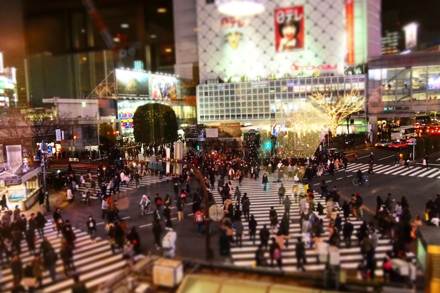 東京のにぎやかな交差点