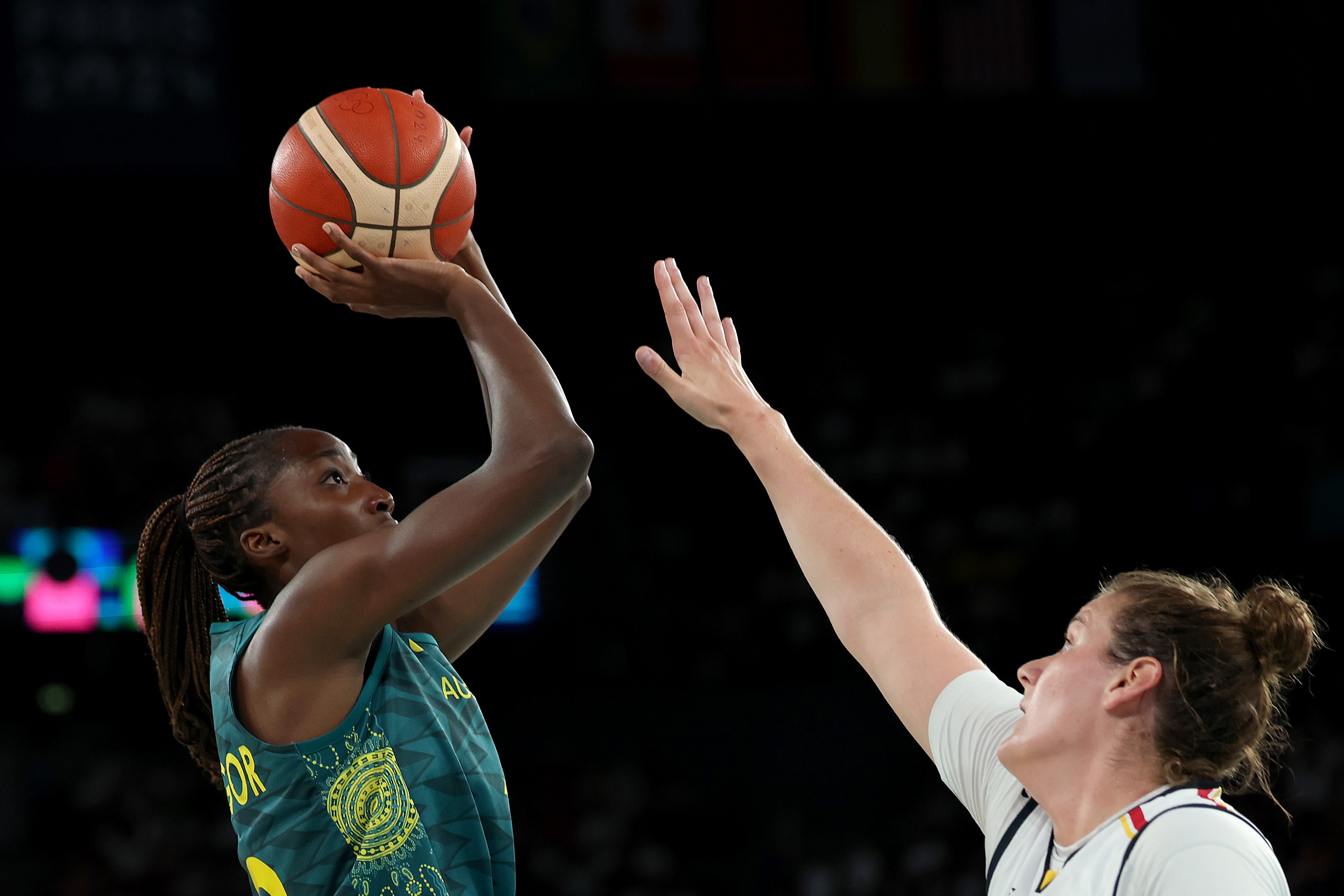 Ezi Magbegor atira em uma jogadora belga na disputa pela medalha de bronze do basquete feminino nas Olimpíadas de Paris.