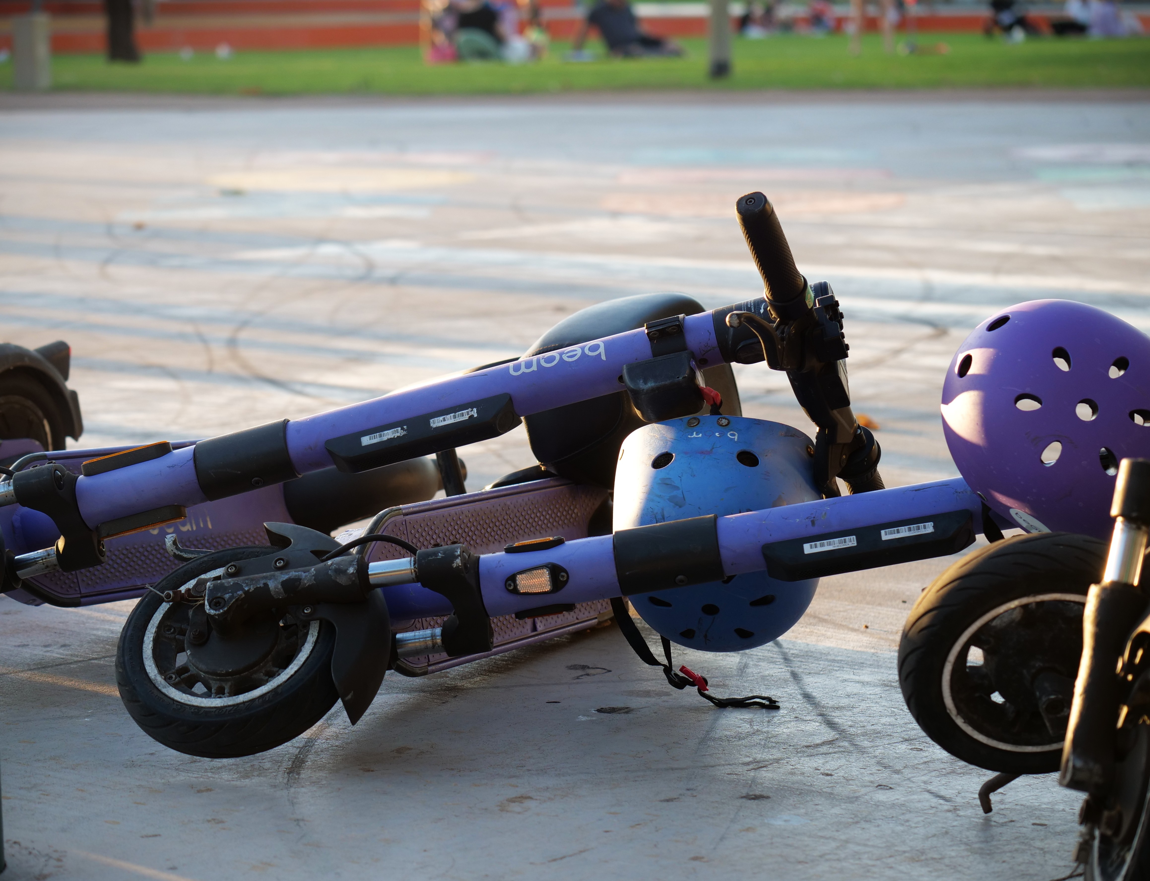 Tres scooters cayeron al suelo. 