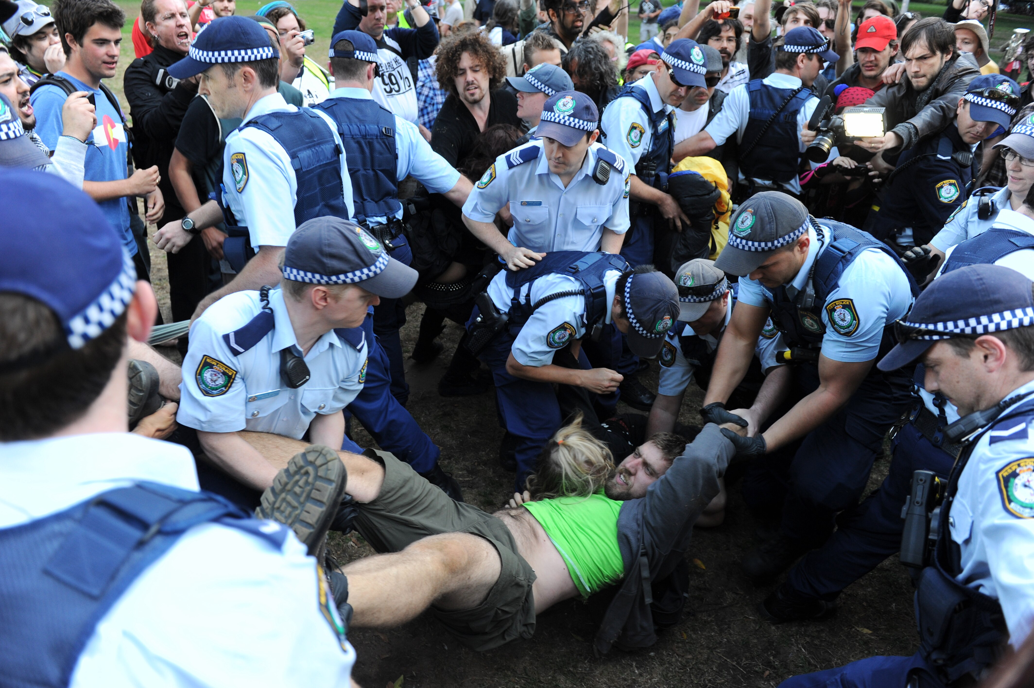 Riot police evict Occupy Sydney protesters - ABC News