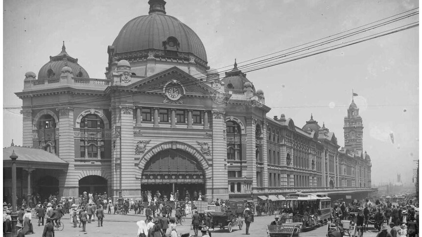 Flinders St station in Melbourne around 1900.