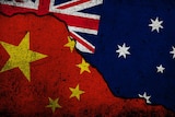 澳大利亚国旗和中国国旗覆盖在相邻的土地上，有一个巨大的裂缝将两国国旗分开