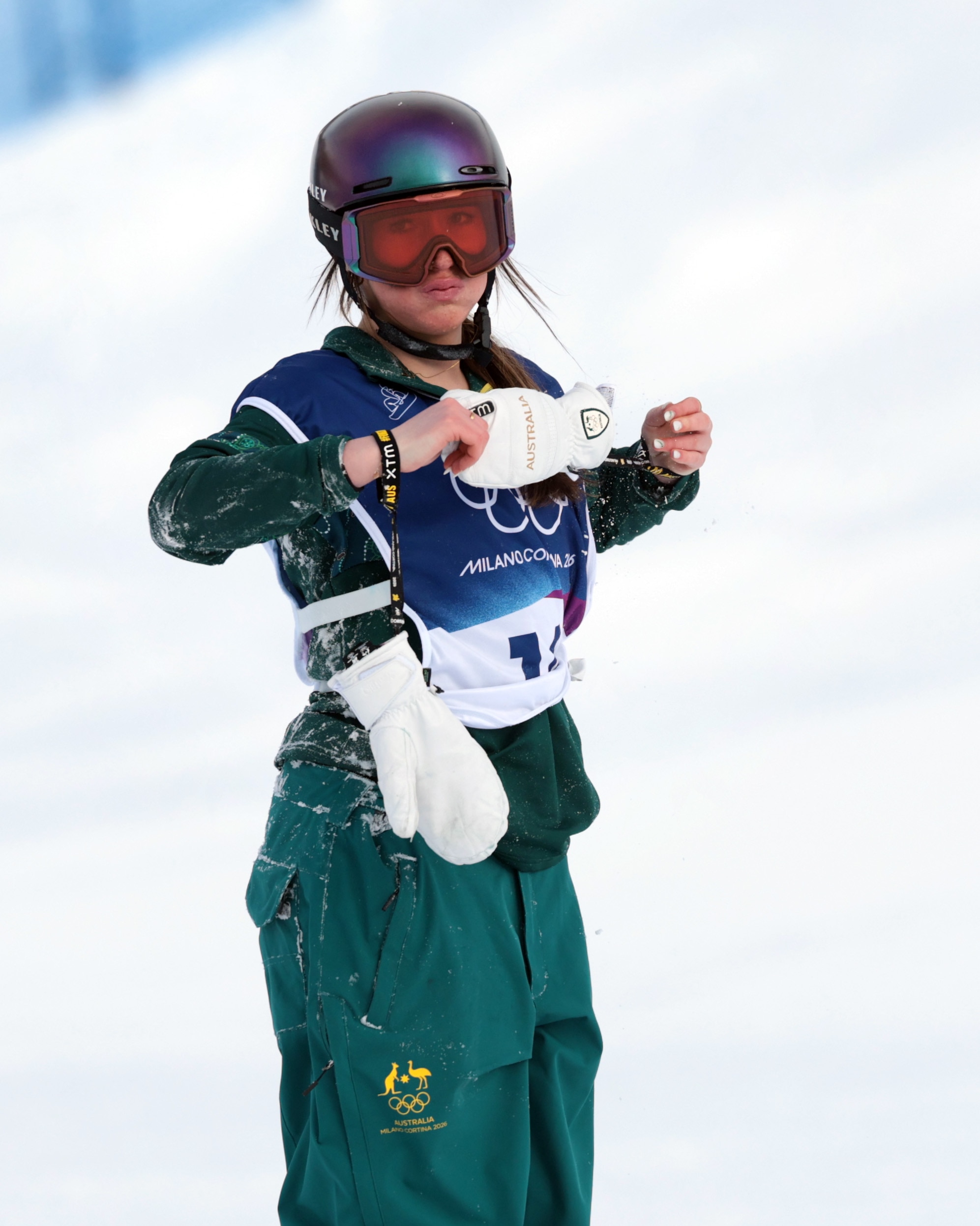 Ally Hickman tira as luvas