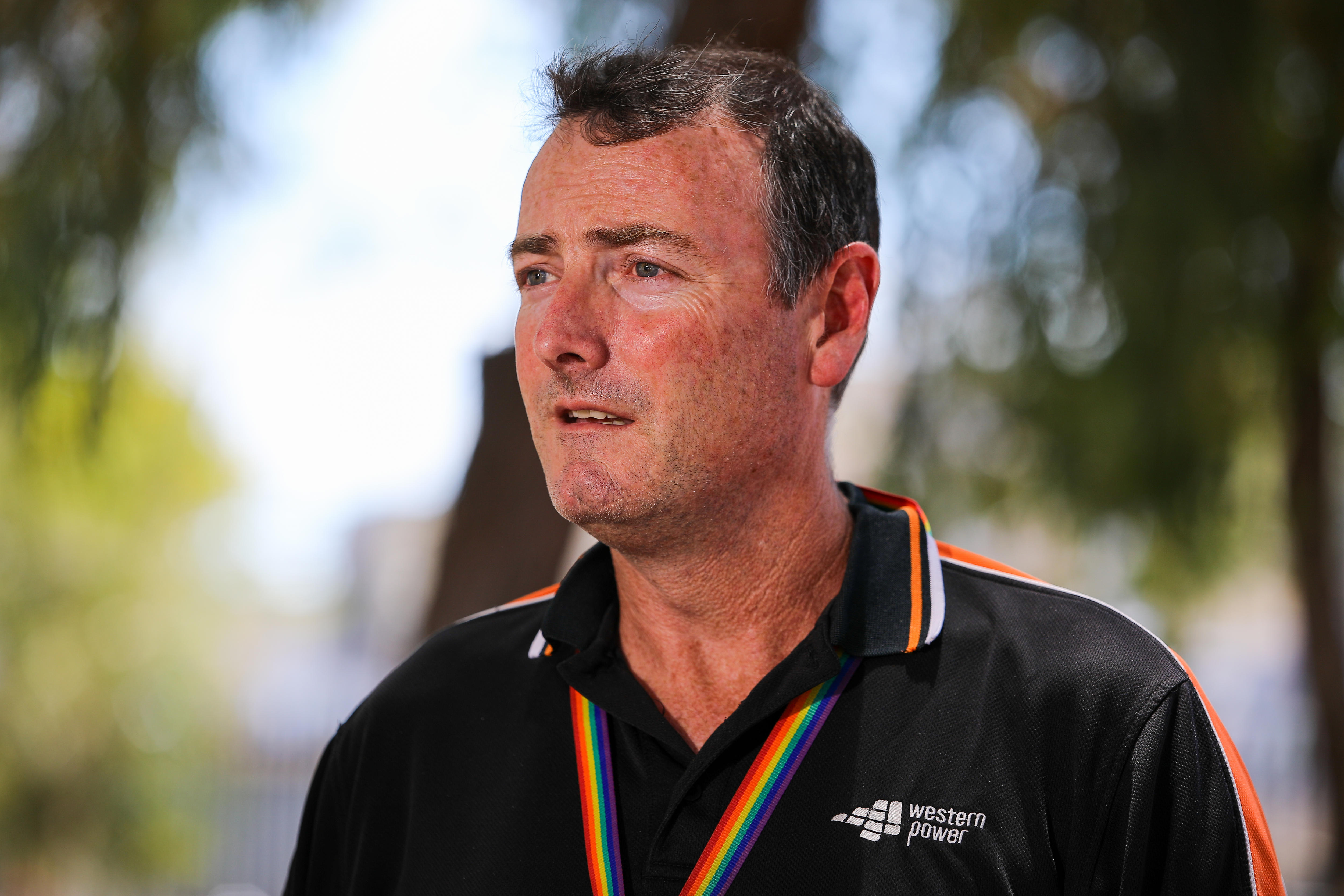 Um homem vestindo uma camisa pólo Western Power.