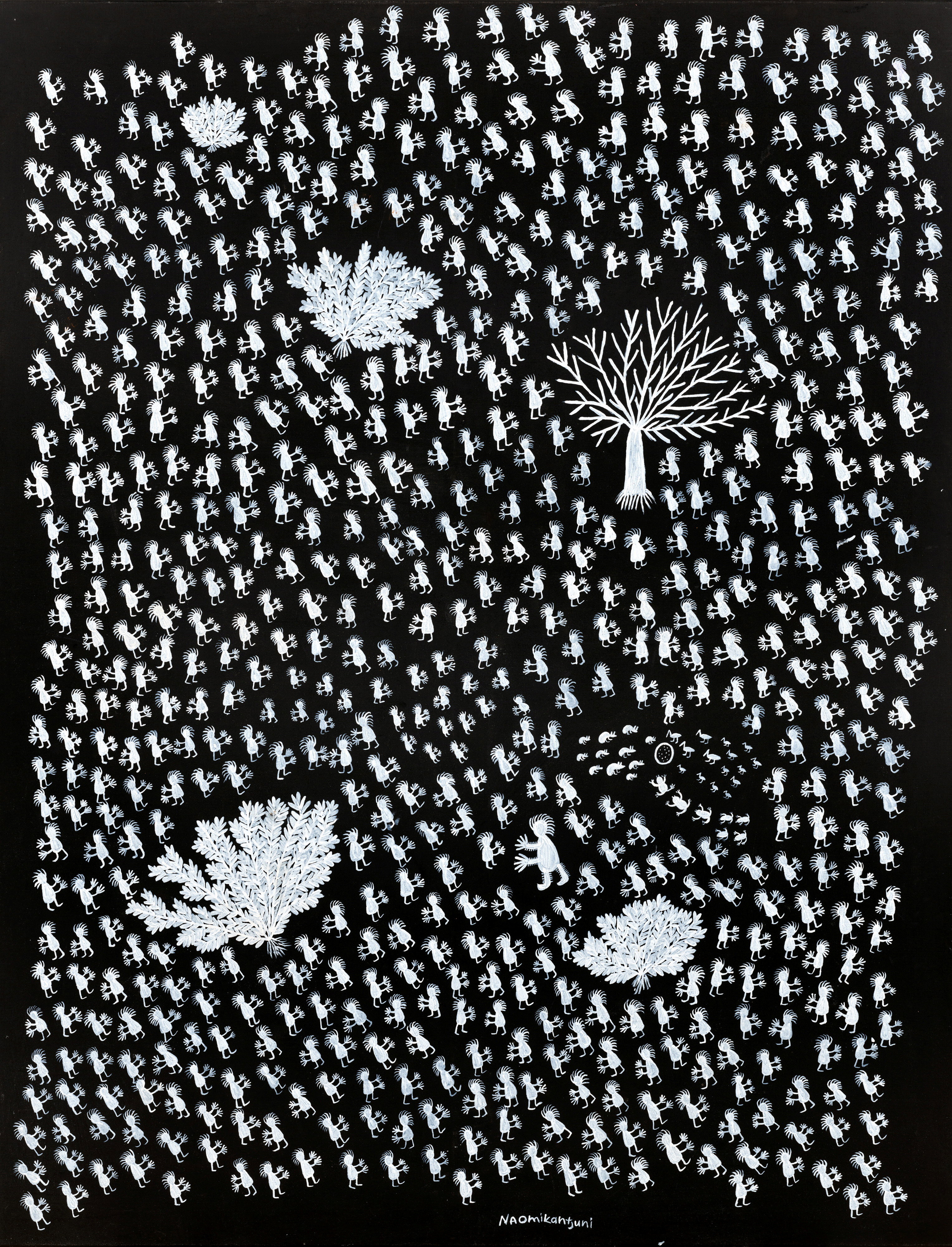 Une peinture en noir et blanc de Naomi Kantjuriny représentant de nombreux personnages, arbres et animaux