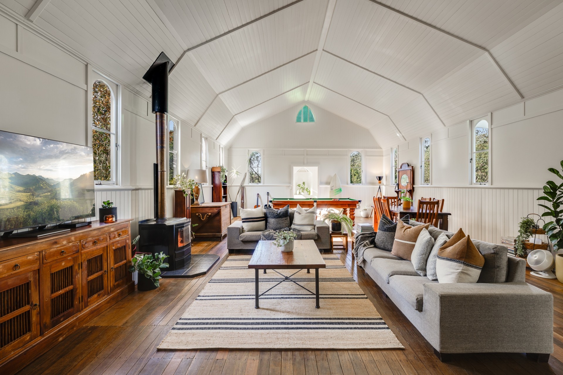 Внутренняя реконструкция старой церкви в жилой дом.