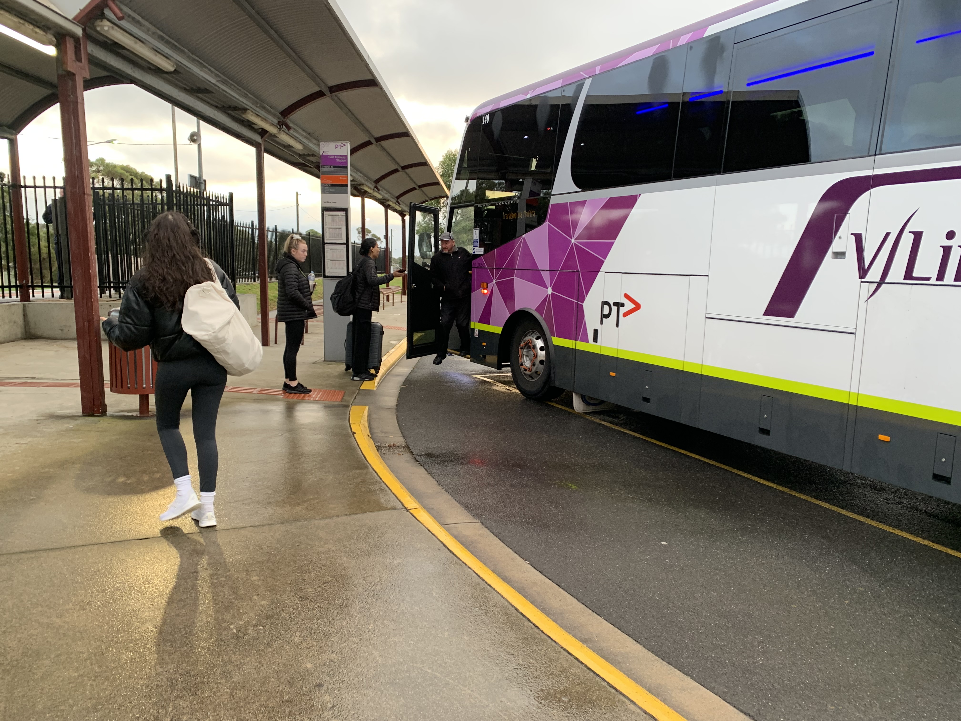 Cheaper public transport fares begin across regional Victoria, but can V/Line keep up with 