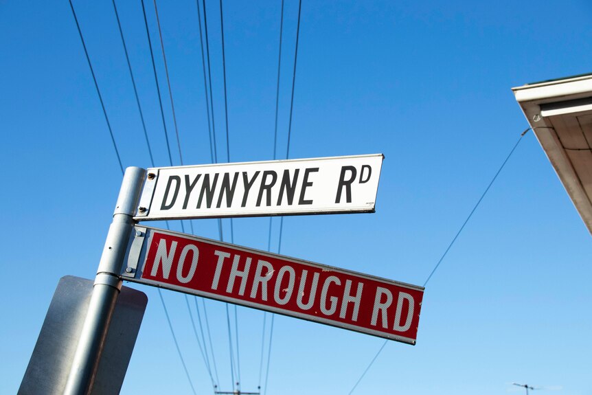 A road sign saying Dynnyrne Road and n0o through road.