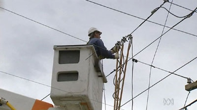 Workers repair power lines. (File photo)