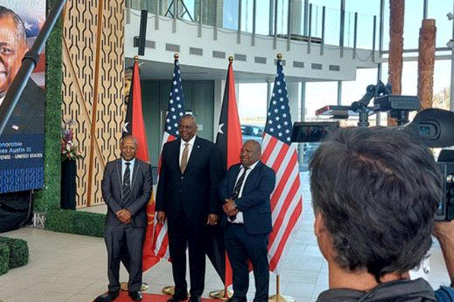 PNG Defence  Minister Win Bakri Daki, US US Defence Secretary, Lloyd Austin na Prime Minister James Marape long APEC Haus