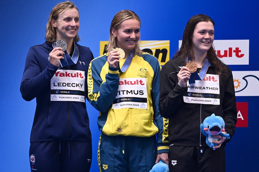 The three medallists in the women's 400m freestyle final at the World Aquatics Championships with their medals.