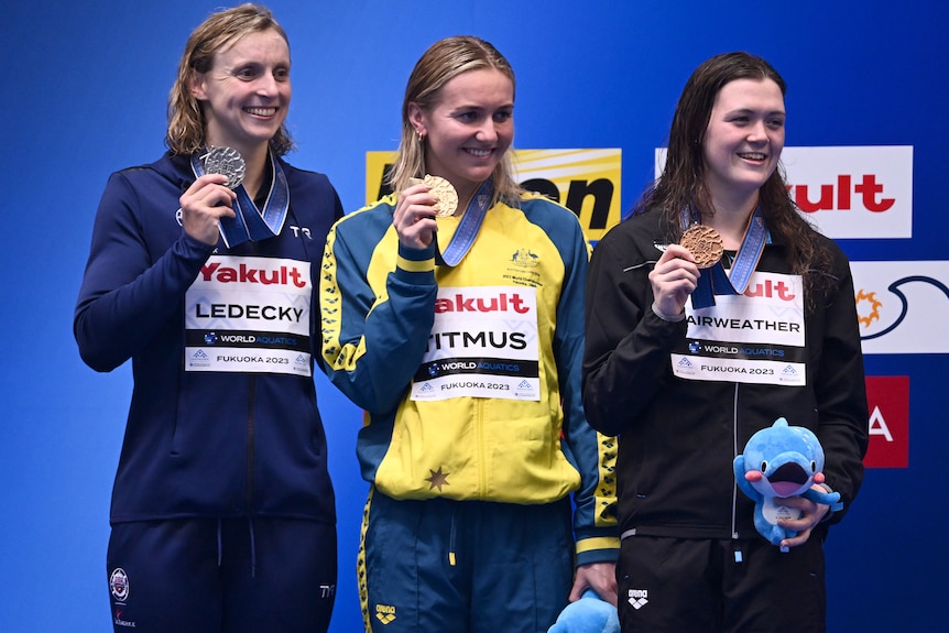 The three medallists in the women's 400m freestyle final at the World Aquatics Championships with their medals.
