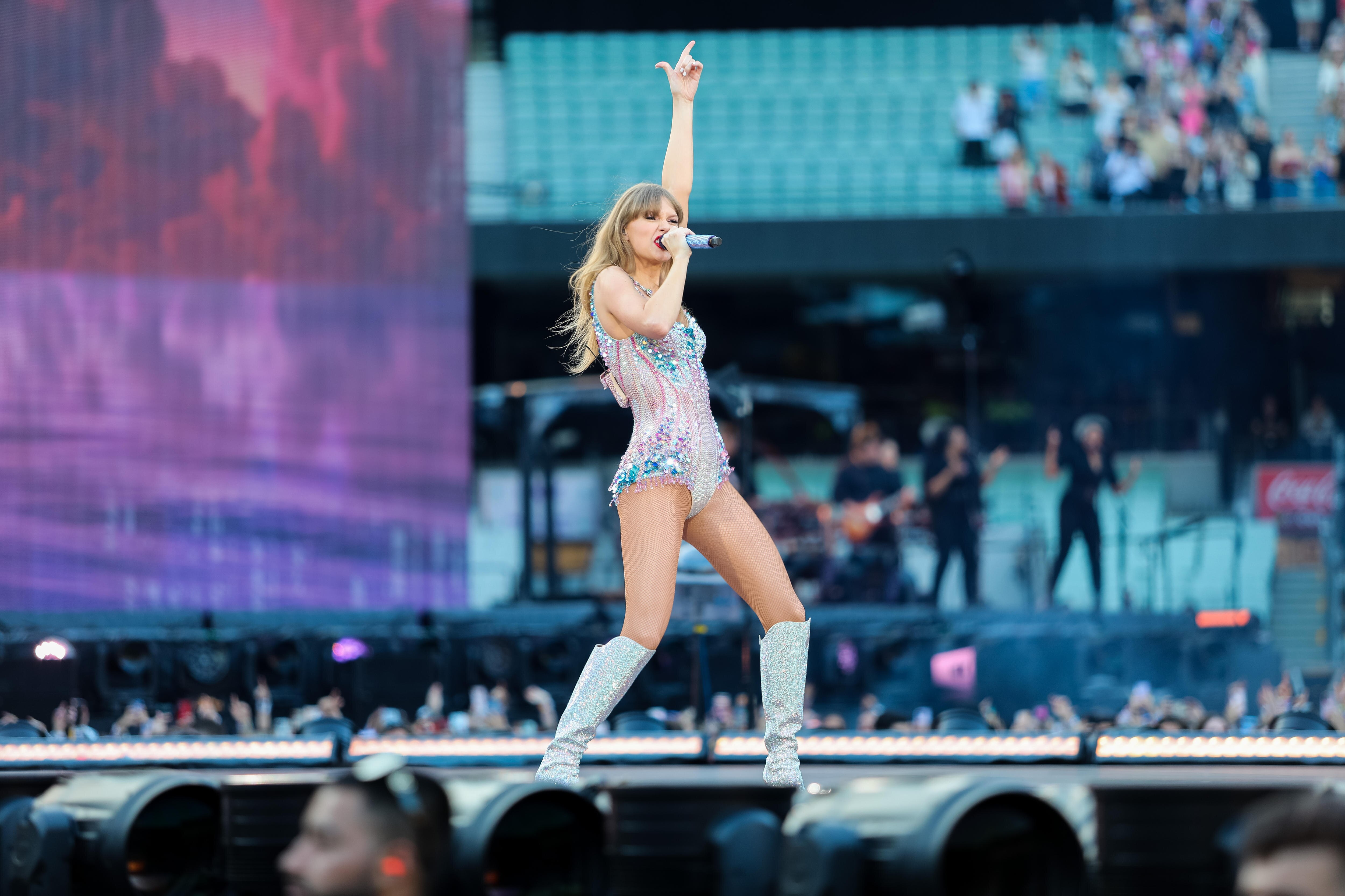 taylor swift performing