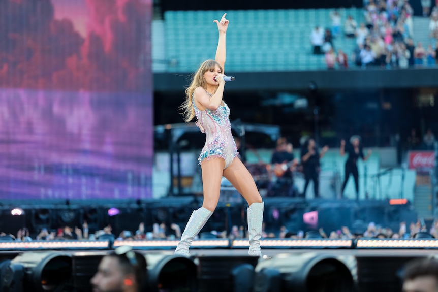 taylor swift performing