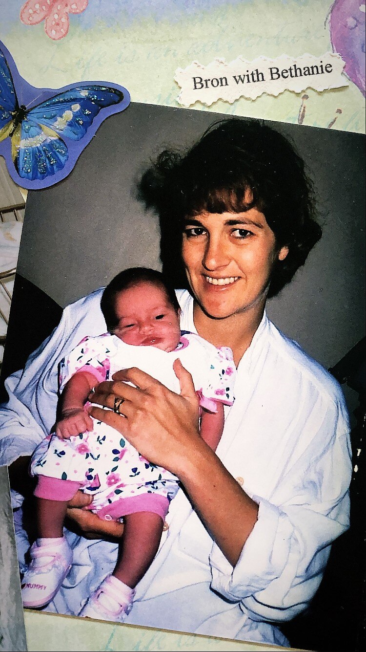 Foto anterior de Bronwyn Clark sosteniendo a su hija Bethanie.