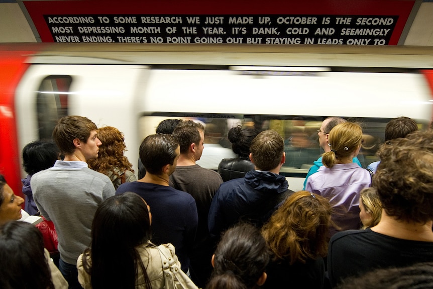2010년 10월 4일 런던 중심부에서 제한된 운영의 지하철을 타기 위해 여행자들이 줄을 섭니다.
