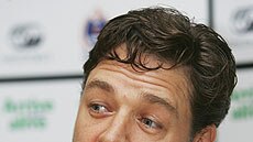 Russell Crowe answering a question at a Rabbitohs presser