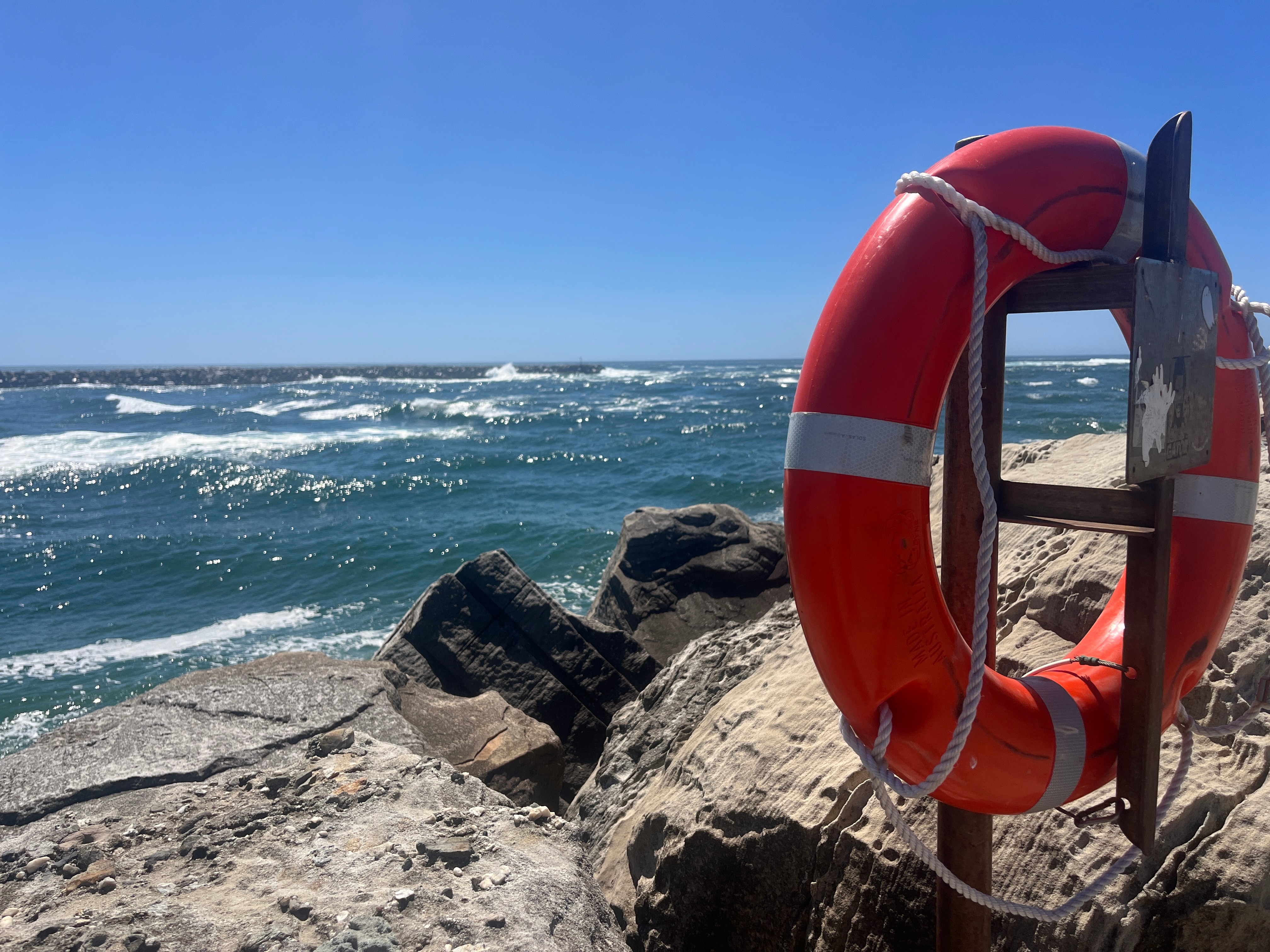 Two dead after boat capsizes at river bar crossing on NSW North Coast