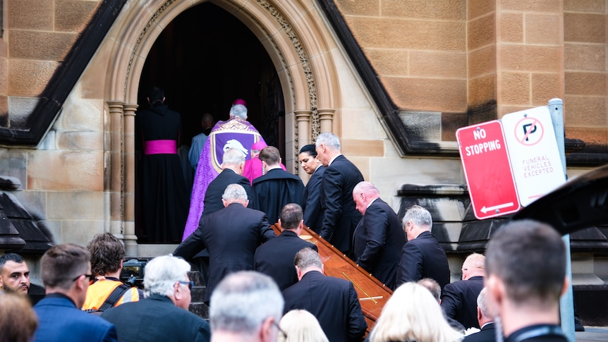 George Pell’s body lying in state at St Mary’s Cathedral as protesters police head to court – ABC News