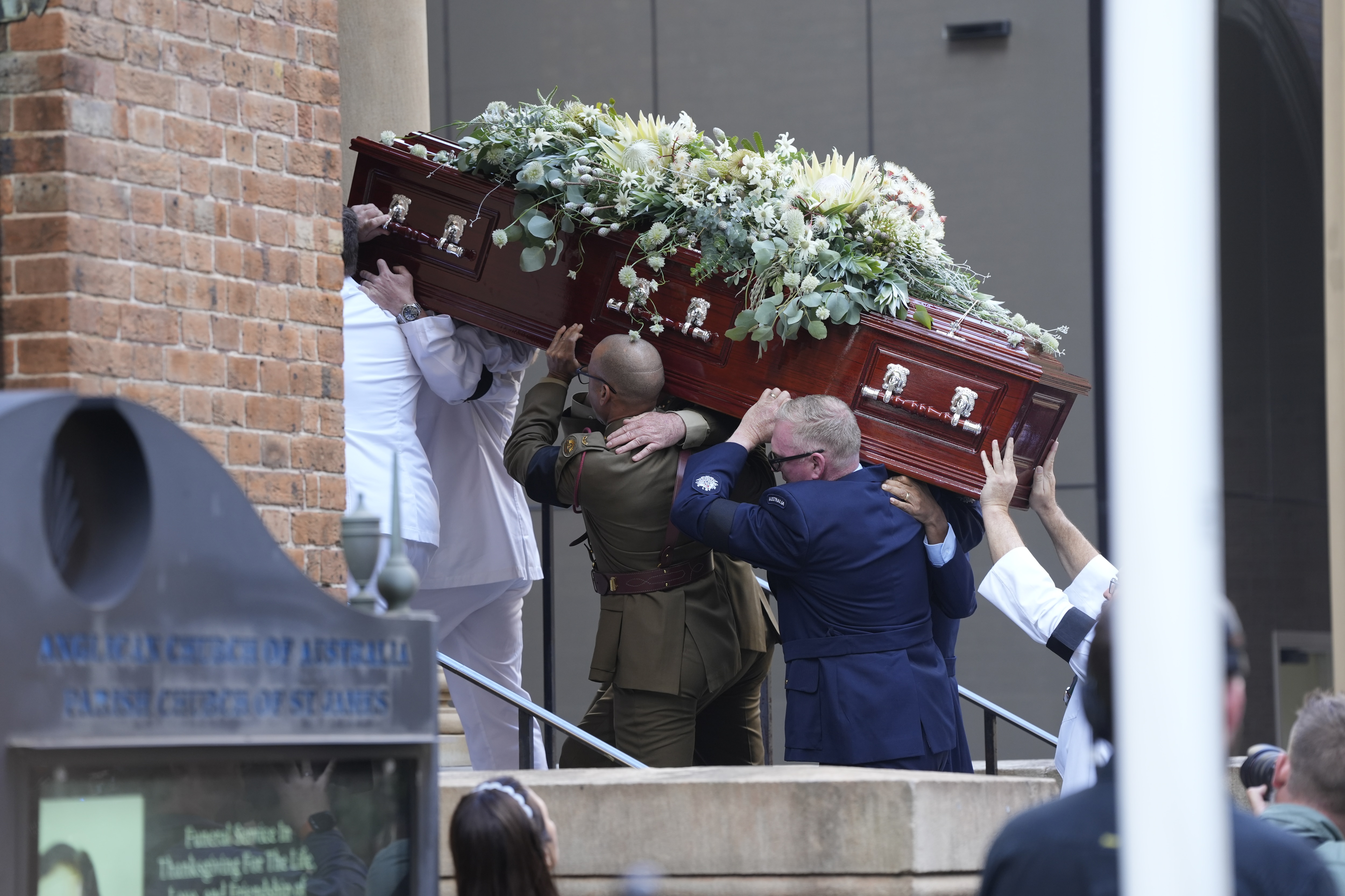 O caixão contendo Dame Marie Bashir é levado para a igreja.