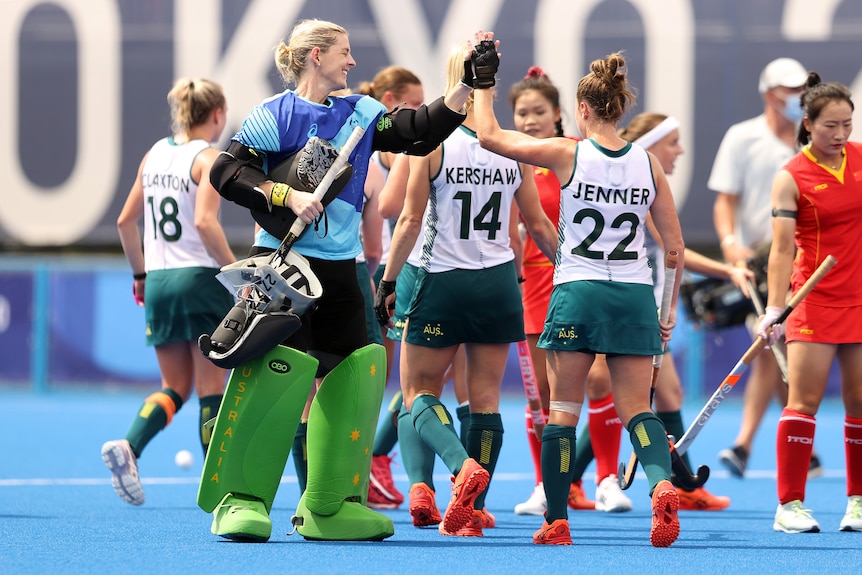 Rachael Lynch high-fives Hockeyroos teammate Kate Jenner at the Tokyo Olympics