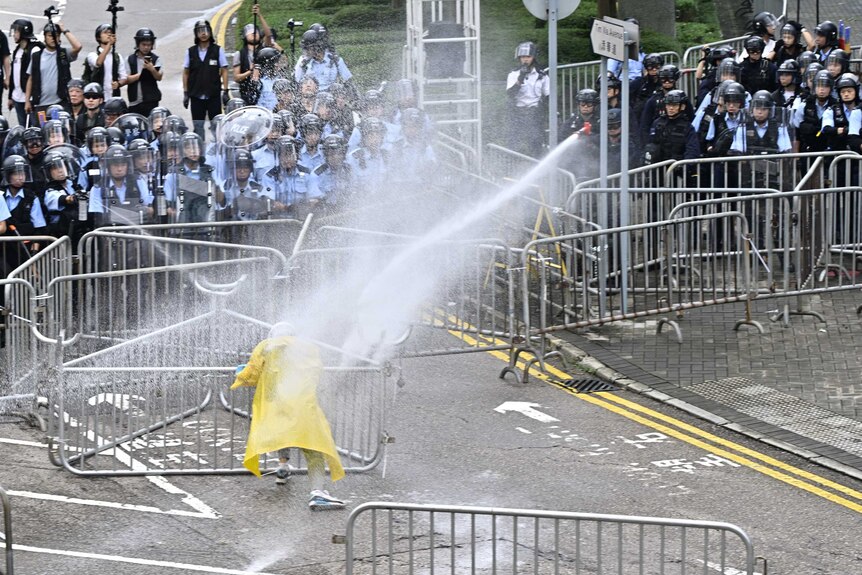 香港“反送中”集会现场警察向抗议人士使用高压水枪