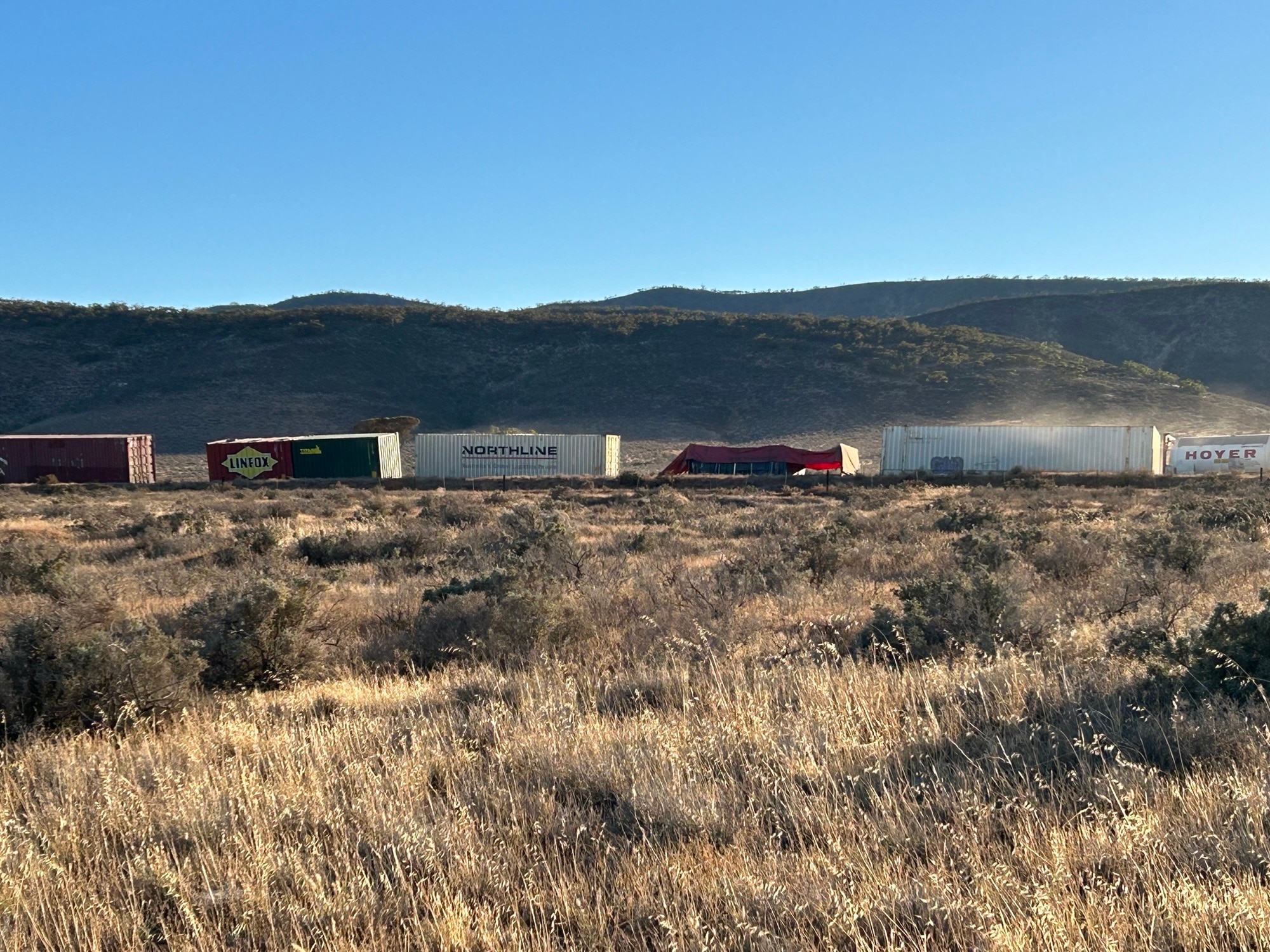 Vagones de un tren de mercancías descarrilado.