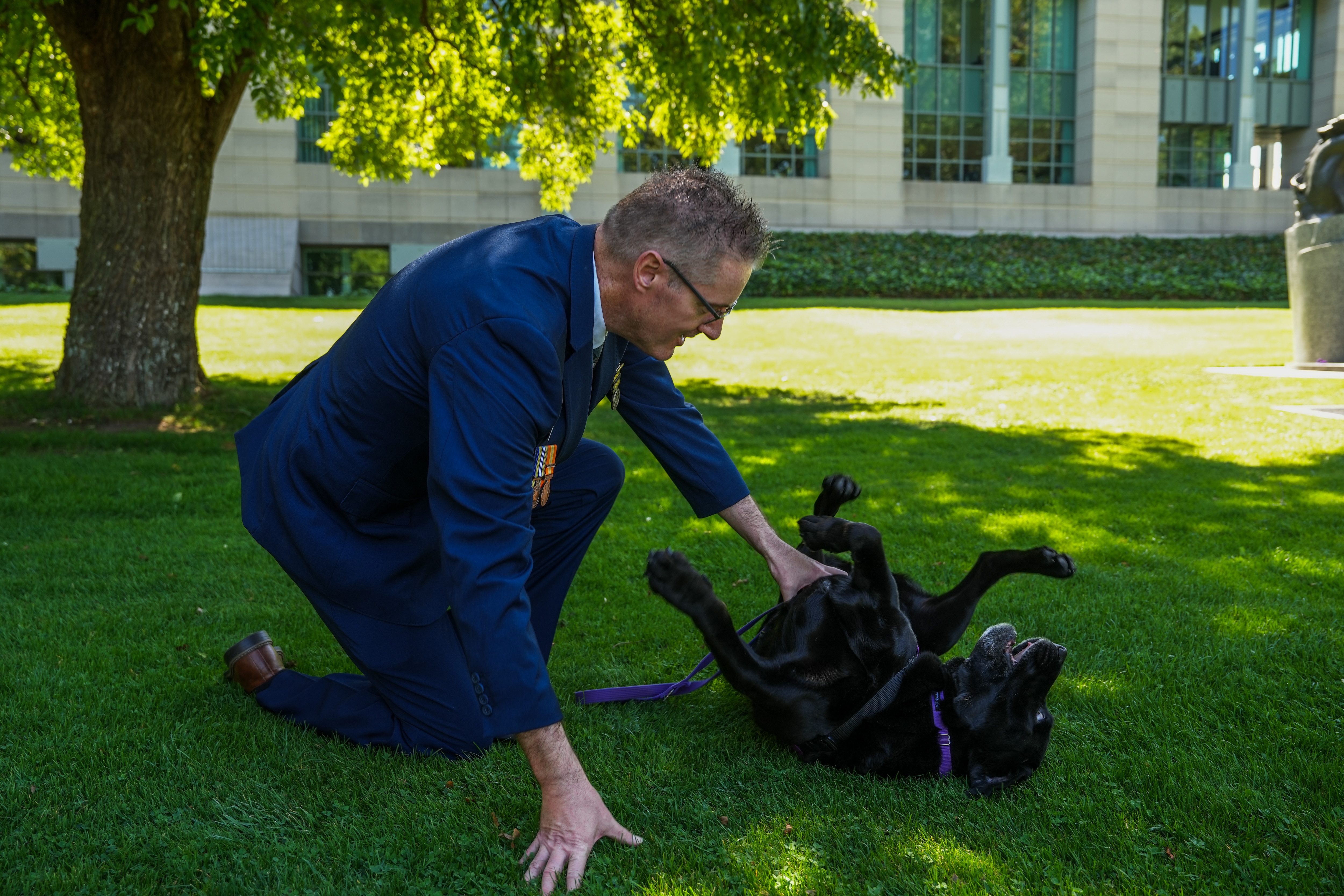 Un hombre con un perro negro.