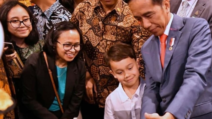 Adrian Butler bisa selfie dengan Presiden Jokowi di Canberra hari Minggu (9/2/2020).