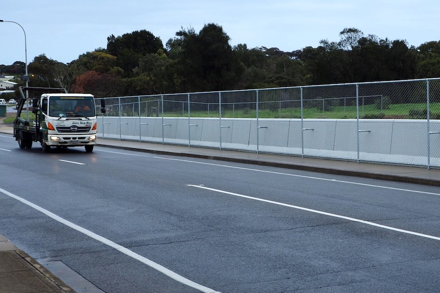 Southern Expressway temporary throw fence