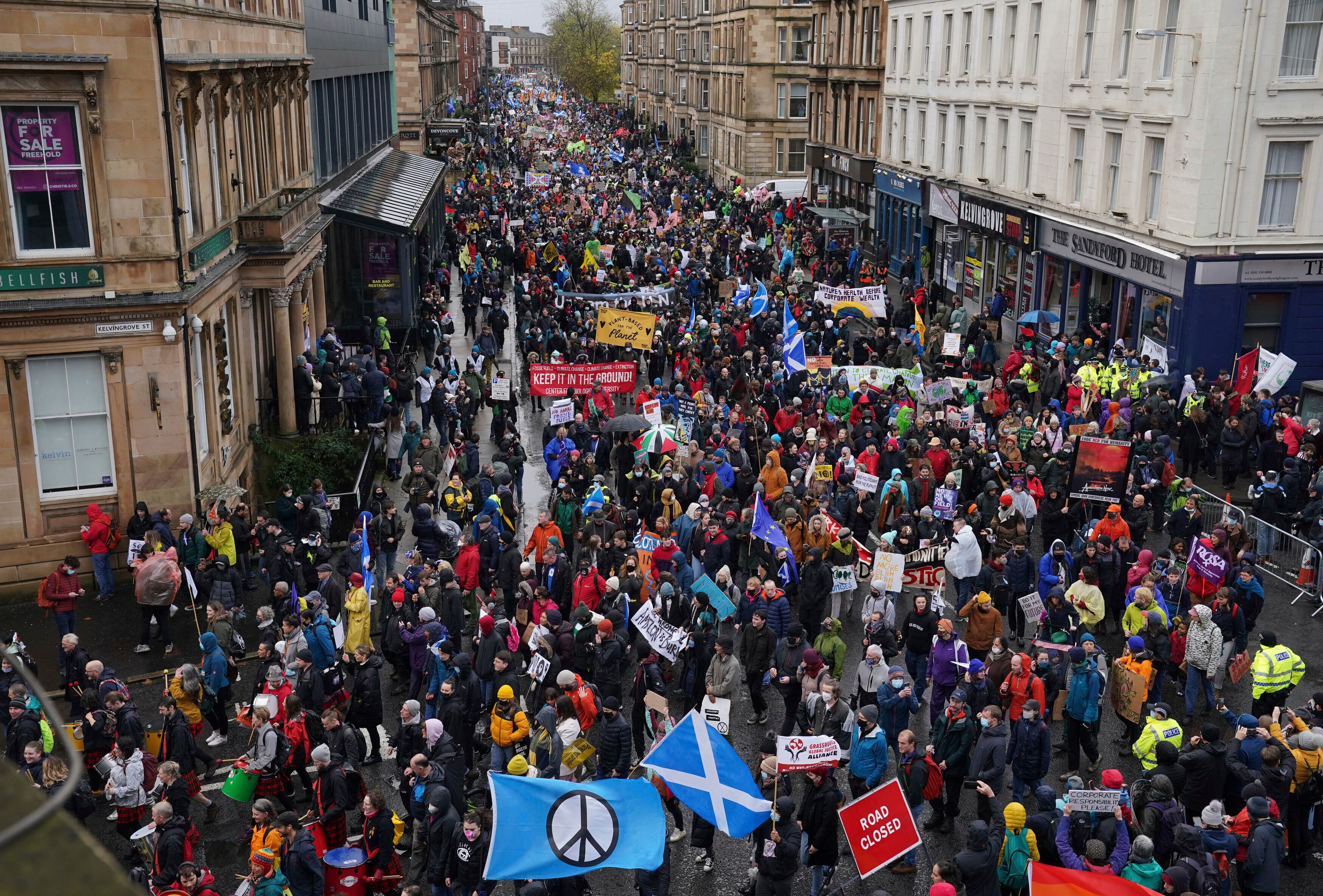 Big crowds rally in rainy Glasgow for COP26 climate action - ABC News