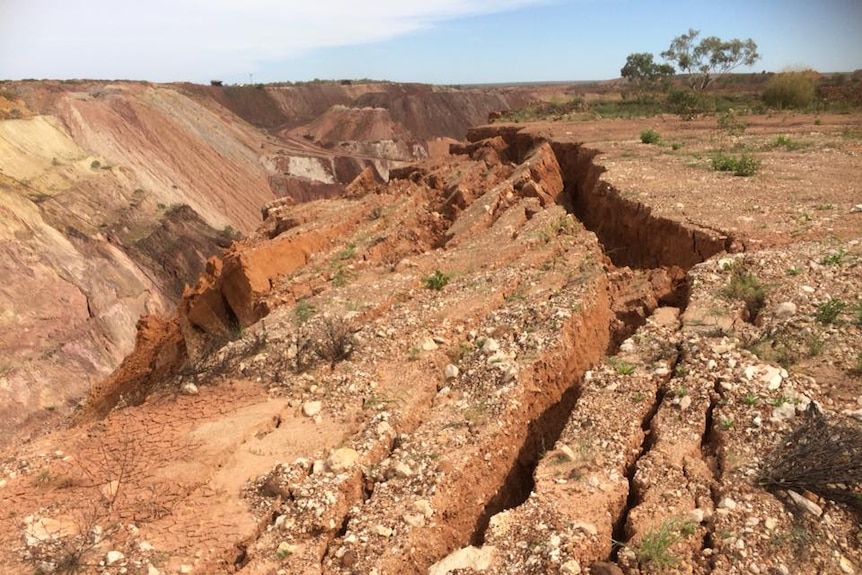 Cracked earth at Bootu Creek mine