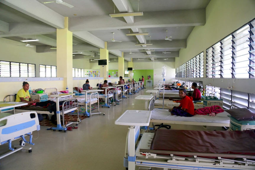 Un service de l'hôpital de Port Moresby avec des femmes sur des lits