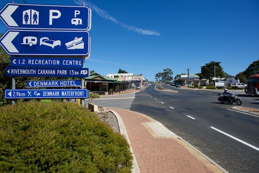 Image of a highway with a sign alongside