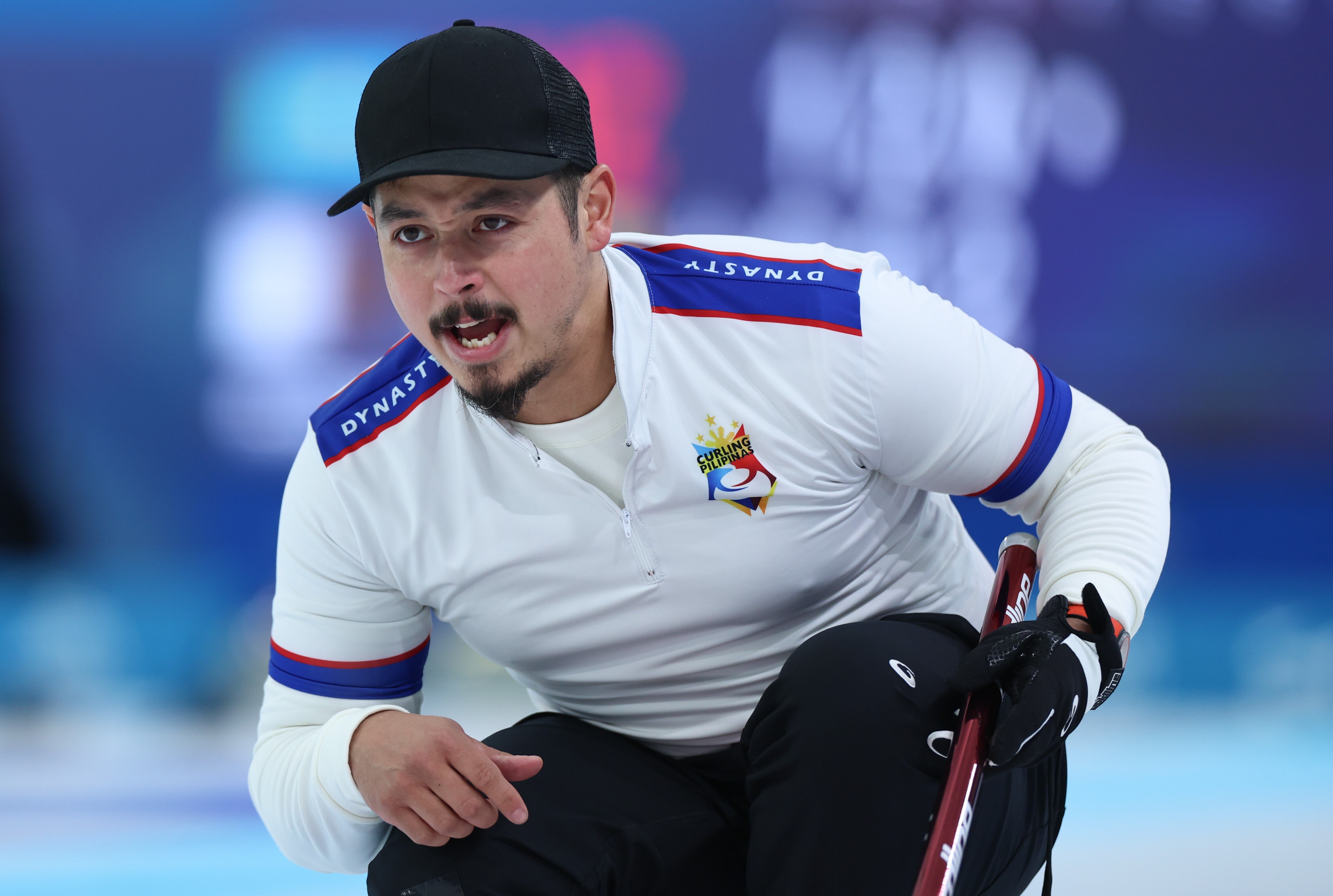 Marc Pfister mira hacia la pista de hielo