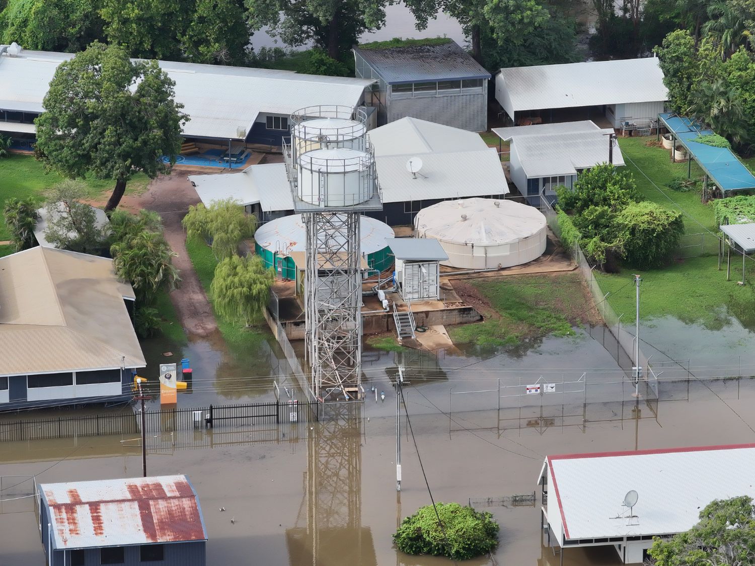 Las inundaciones en la calle comienzan a acercarse a los edificios circundantes.