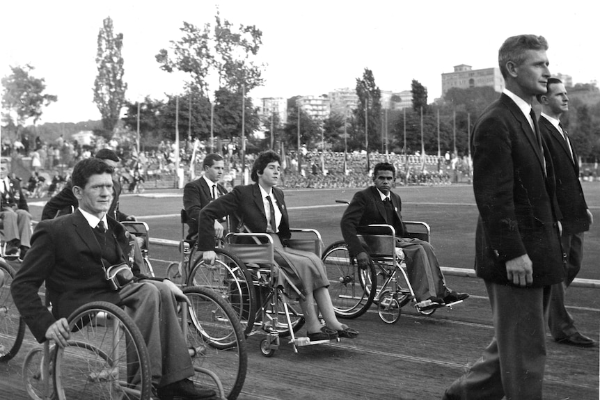 Un jeune Kevin Coombs prend part à la cérémonie d'ouverture des Jeux paralympiques d'été de Rome.