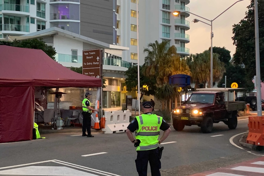 Police check a ute at the border crossing in the early morning.