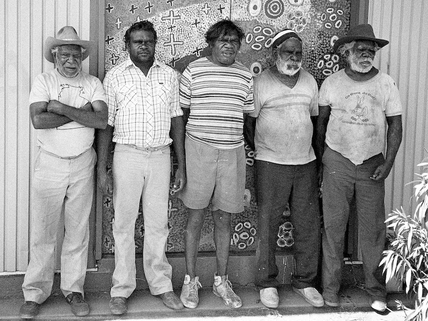 Yuendumu artists Paddy Jupurrurla Nelson, Roy Jupurrurla Curtis, Paddy Japaljarri Stewart, Paddy Japaljarri Sims, Larry Jungarrayi Spencer c 1987, Photographer: Jon Rhodes After 200 Years Collection, AIATSIS Yuendumu