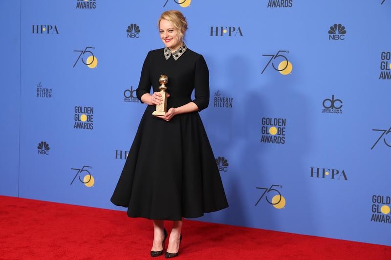 Elizabeth Moss poses backstage with the Golden Globe