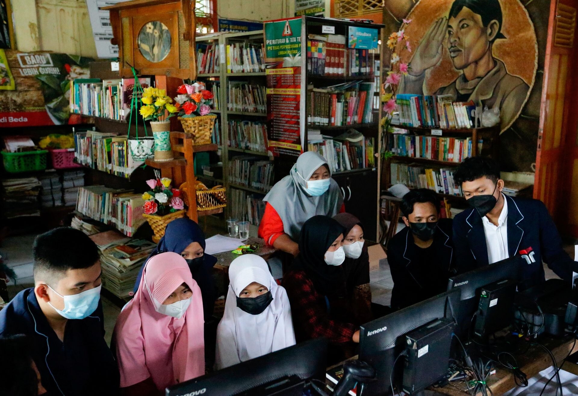 Roro membantu anak-anak di perpustakaan