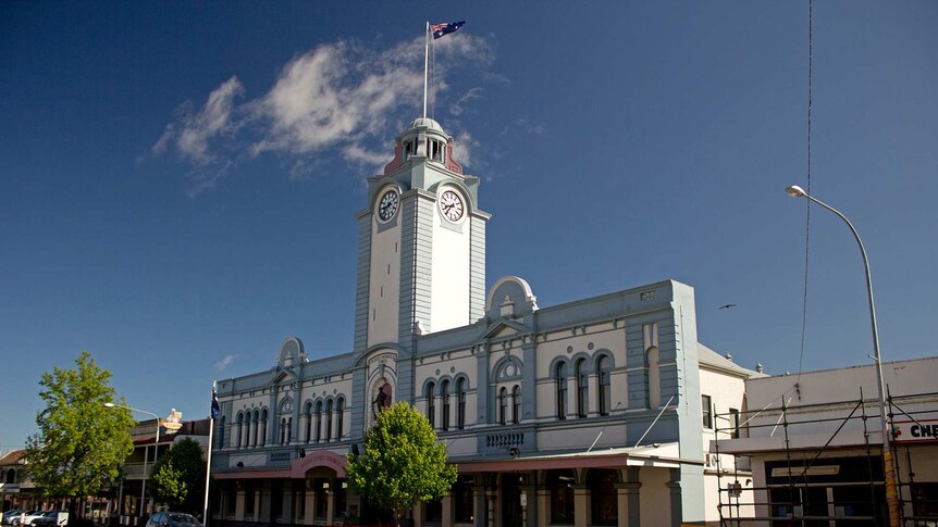 Young_Shire_Council_Chambers_and_Soldier's_Memorial_Tower.jpg